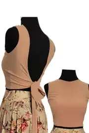 Crop top con allacciatura sulla schiena